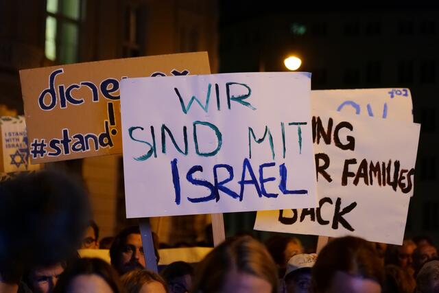"Wir sind mit Israel", lautete auch der Titel Gedenkkundgebung. | Foto: Max Spitzauer/RMW