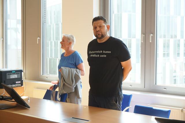 Rapper und Aktivist Petar Rosandić musste sich kürzlich vor Gericht verantworten - und bekam Recht. Ein Bild von diesem Ereignis. Sein Engagement wird nun ausgezeichnet.  | Foto: Ronja Reidinger