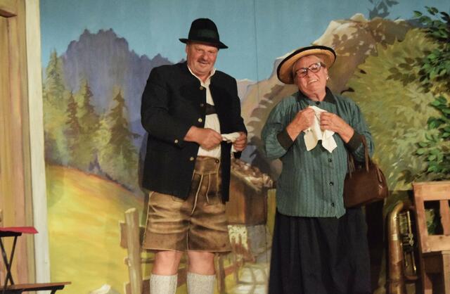 Sepp (Hans Praschberger) und Kathi (Helga Dobrounig) bringen einiges an Gerede unter die Leute. | Foto: Schwaighofer