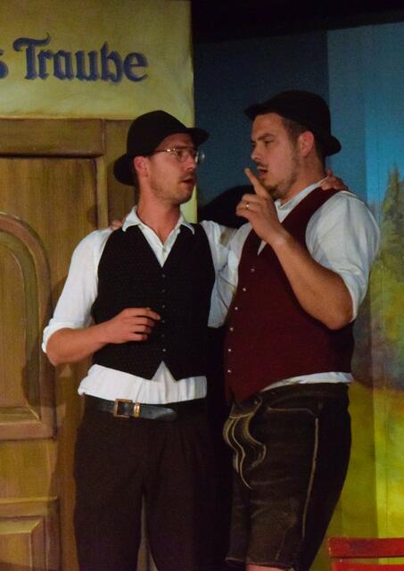 Valentin (Stefan Schwaighofer), Dampflwirt Sohn Florian (Max Hanus). | Foto: Schwaighofer