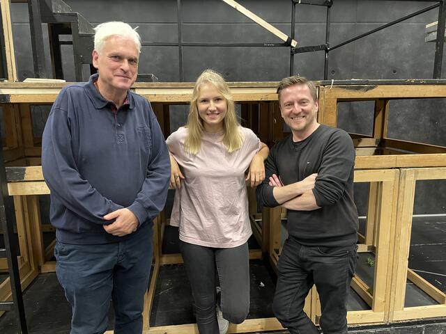 Beim Musical "Hair" mit dabei: Wolfgang Götz (musikalische Leitung), Schauspielerin Nicola Kripylo und Regisseur Andreas Gergen.  | Foto: Lisa Gold