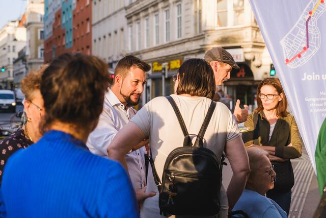 Um die Ideen der Gumpendorferinnen und Gumpendorfer einzusammeln, tourte das Gumpi-Standl durch den Bezirk.  | Foto: Daniel Dutkowski