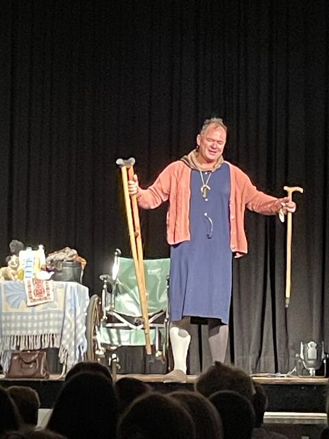 Das ist Markus Hirtler, wenn er die Perücke der Ermi Oma ablegt. | Foto: Alexandra Goll