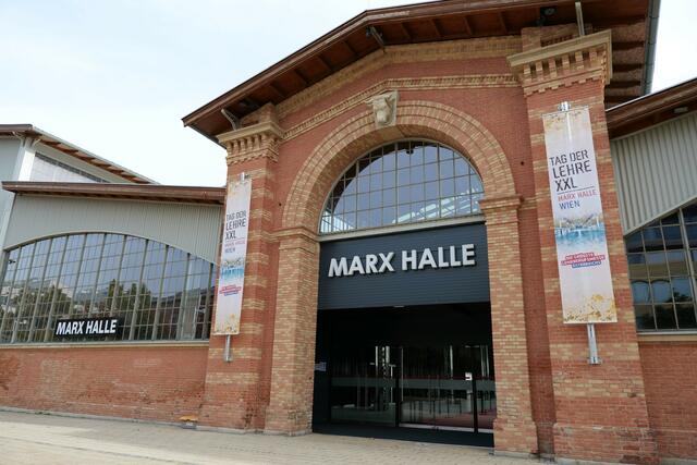 Am Samstagabend findet das Event in der Marx Halle statt. Bis dahin heißt es eifrig an der Show tüfteln. | Foto: Max Spitzauer/RMW