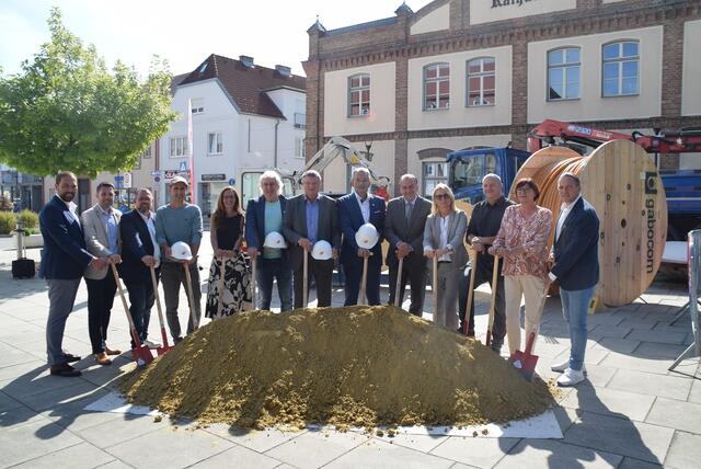 Symbolischer Spatenstich für den Glasfaser-Ausbau der Kleinregion Ebreichsdorf. Am Bild: Die Bürgermeister der Kleinregion Ebreichsdorf mit A1 CEO Markus Grausam, Kleinregion Ebreichsdorf Obmann Otto Strauss und Doris Kanzi von Kanzi Kaffee aus Trumau  | Foto: Katrin Pirzl