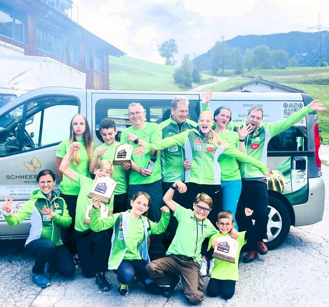 Das Team des Wintersportvereins St. Nikolai im Sausal jubelte nach dem Cup-Finale mit ihren Betreuerinnen und Betreuern. | Foto: WSV