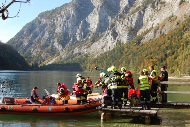 Die Einsatzkräfte und Gerätschaften wurden mit Booten zum Einsatzort übergesetzt. | Foto: BFV Leoben/Tomsits
