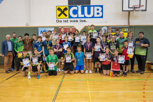 Gruppenfoto v.l.n.r.: Stadtrat für Sport (Zwettl) Josef Zlabinger, Obmann UTTC Zwettl Martin Mayerhofer, alle Pokal- und MedaillengewinnerInnen, NÖTTV Präsident Eduard Herzog und Sektionsleiter Tischtennis der Union Ottenschlag Andreas Weidenauer | Foto: fotozwettl / Claus Schindler