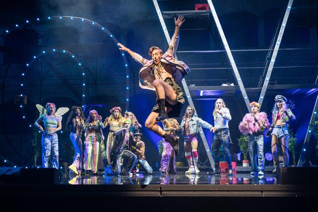 Das Musical "Hair" bringt die Botschaft des Friedens und der Diversität auf Bühne. | Foto: SLT/Tobias Witzgall