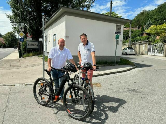 Stefan Schmuckenschlager und Markus Fuchs freuen sich über den weiteren Ausbau des regionalen Radwegnetzes. | Foto: Markus Fuchs