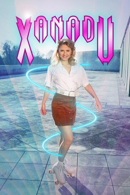 Bei dem Musical "Xanadu" wird die Eisarena im Volksgarten zur Rollschuhdisco.  | Foto: SLT/Tobias Witzgall