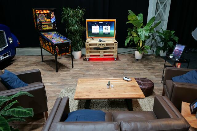 Neben all der Arbeit darf im Wohnbereich nicht das fehlende Equipment für Freizeit fehlen. Auch etwas Grün hat es in den Bereich geschafft. | Foto: Max Spitzauer/RMW