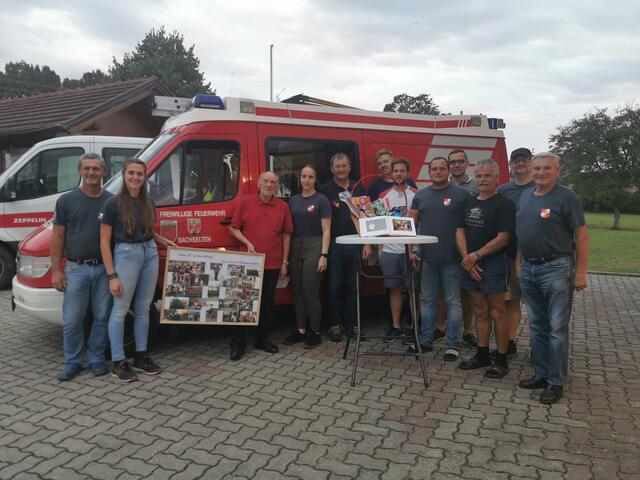 Die FF Bachselten gratulierte Gerhard Plank (hier in rot) und übergab ein Geschenk zum runden Geburtstag. | Foto: Feuerwehr Bachselten