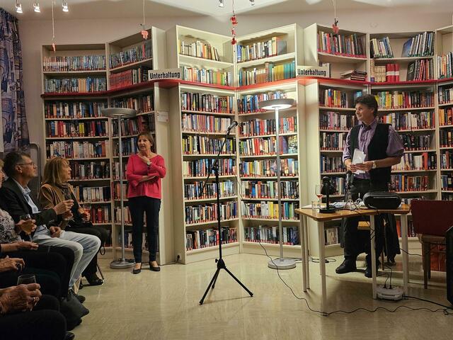 Bibliothekleiterin Roswitha Hois begrüßte die Gäste. | Foto: Wutte