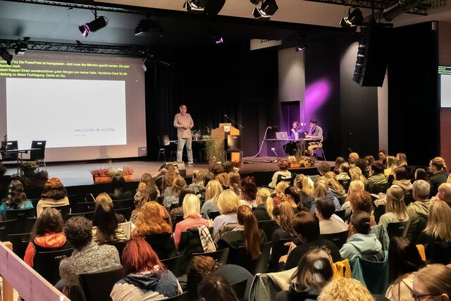 Die Fachtagung „MenschenRecht Inklusion“ im Veranstaltungszentrum Öblarn ging vor über 180 Besucherinnen und Besuchern über die Bühne. | Foto: Mario Sornig
