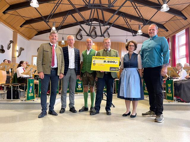 Zum Jubiläum gab es einen Scheck für die Öffentliche Bibliothek &amp; Spielothek St. Veit in der Südsteiermark.
