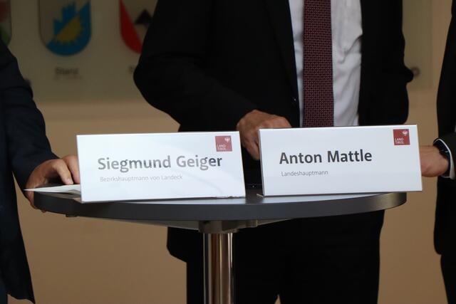 Bezirkshauptmann Geiger und Landeshauptmann Mattle waren in der BH Landeck anwesend. | Foto: Celina Leitner