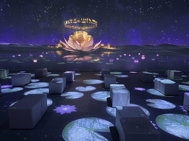 In einer großen Halle spielt ein immersiver Film, in welchem der Pharao Zusehende durch sein Leben führt.  | Foto: Tamara Wendtner