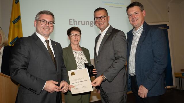 Das „Ehrenzeichen in Gold“ überreichte VPNÖ-Landesgeschäftsführer Matthias Zauner an Bgm. a.D. Elisabeth Allram. Bezirksparteiobmann Ludwig Schleritzko und Landtagsabgeordneter Franz Linsbauer gratulierten.  | Foto: VP Horn