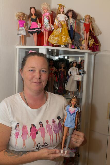 Auch die Barbie mit Beinprothese darf in der Sammlung nicht fehlen.