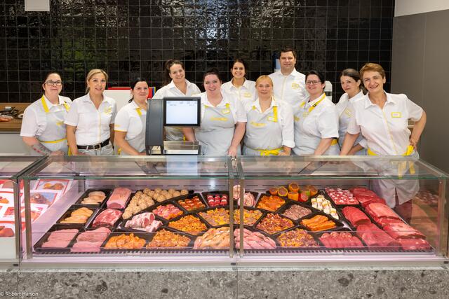 Ob Fleisch, Obst oder Konditorei – durch realitätsnahes Training sollen die Auszubildenden auf den Arbeitsalltag vorbereitet werden. | Foto: Robert Harson/Rewe Group