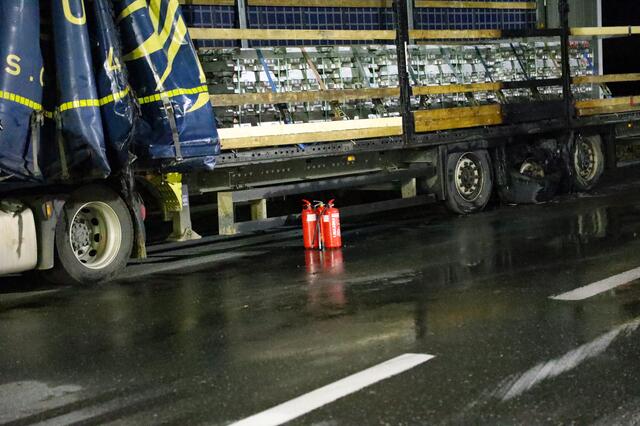 Mit mehreren Feuerlöschern konnte der Brand am Lkw eingedämmt und von der alarmierten Feuerwehr schließlich gänzlich gelöscht werden.  | Foto: laumat.at/Matthias Lauber