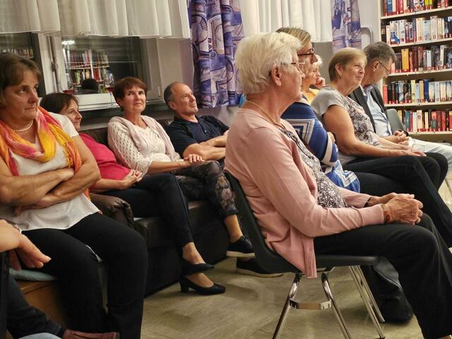 Zahlreiche Familienangehörige, Freunde und Bekannte kamen in die Bibliothek. | Foto: Wutte