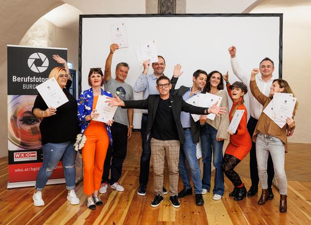 Jennifer Vass, Franziska Brenner, Christian Stemper, Stefan Mang, Innungsmeister Erwin Muik, Paul Szimak, Lisi Lehner, Susanne Csida, Carolin Volk, Fachgruppengeschäftsführer Thomas Kornfeind und Maria Hollunder (v. l.). | Foto: WKB/Hollunder