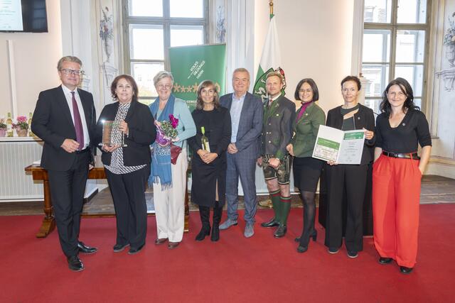 Die Iron Women wurden in der Kategorie "Regionen" ausgezeichnet: LH Christopher Drexler, Susanne Leitner-Böchzelt, Ilse Blachfellner – Mohri, Alexandra Stingl-Enge, LH-Stv. Anton Lang, Volksbildungswerk-Präsident Willi Gabalier, Volksbildungswerk-GF Isolde Seirer-Melinz, Simone Mauer-Jobst und Gunilla Plank (v.l.)
 | Foto: Foto Fischer