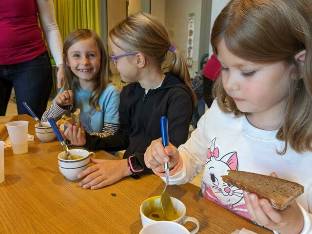 Die gemeinsam zubereitete Kürbiscremesuppe schien den Kindern zu schmecken. | Foto: VS Leoben-Stadt