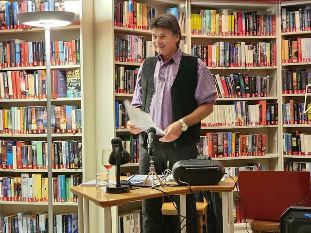 Der Mooskirchner Autor präsentierte sein Werk "die Superwuchtl". | Foto: Wutte