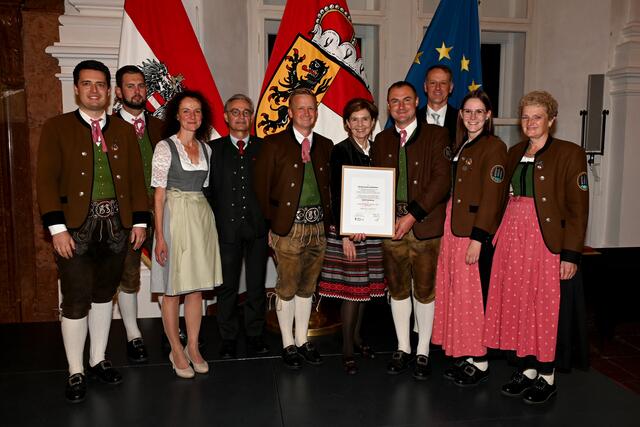 Verleihung der Landesauszeichnung durch Landgtagspräsidentin Brigitta Pallauf an die Bürgermusik Saalfelden. | Foto: Land Salzburg/Neumayr/Laux