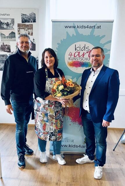 Bürgermeister Thomas Sabbata-Valteiner und Ortsvorsteher Roland Holike gratulierten der Leiterin der Kunstschule Karina Jeschko  | Foto: kids4art® Kunstschule Pottendorf