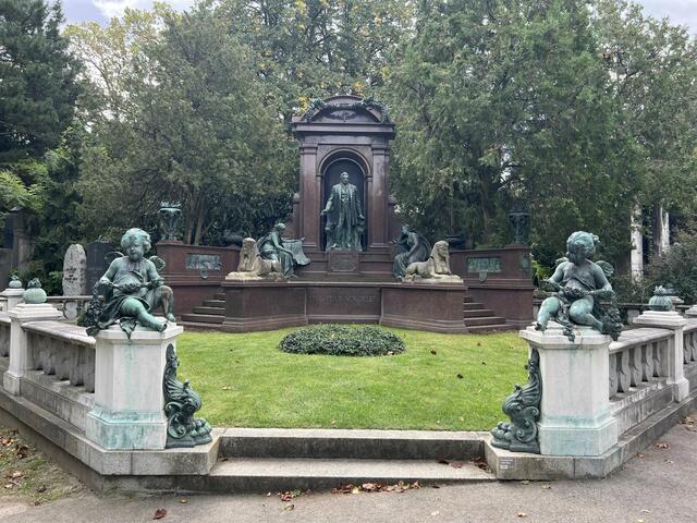 Man brachte berühmte Menschen, die gestorben waren, auf den Friedhof. Die Leute kamen, um die Gräber bekannter Persönlichkeiten zu besuchen. | Foto: Petra Sturma