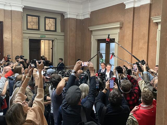 Alle Kameras sind auf den Ex-Bundeskanzler Sebastian Kurz gerichtet. | Foto: Ronja Reidinger
