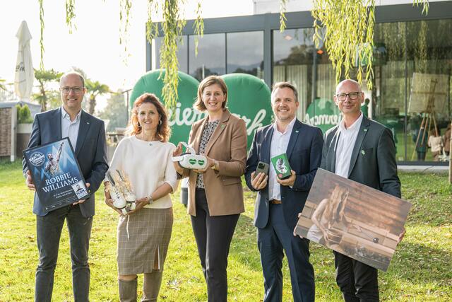 Mathias Schattleitner (Geschäftsführer Schladming-Dachstein), Susanne Haubenhofer (GF Region Graz), Tourismuslandesrätin Barbara Eibinger-Miedl, Michael Feiertag (GF Steirische Tourismus und Standortmarketing GmbH) und Christian Contola (GF Thermen- und Vulkanland) mit Blick auf den Winter 2023/24. | Foto: Steiermark Tourismus / Jürgen Fuchs