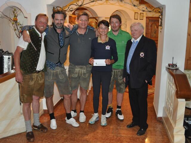 Das siegreiche Bruttoteam „Se Combo“ aus Waidring mit Manager Gerhard Pühringer (li.) und GCC-Präsident Martin Unterrainer (re.) am Lärchenhof