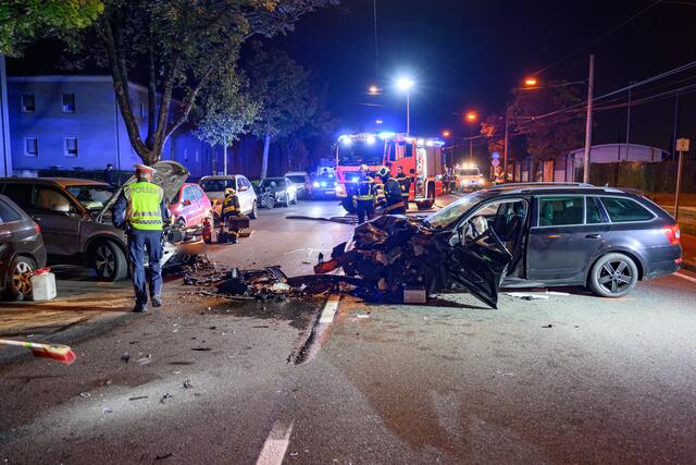 Die Feuerwehr säuberte die Unfallstelle und unterstützte das Abschleppunternehmen bei der Bergung der Fahrzeuge. | Foto: FOTOKERSCHI.AT / KERSCHBAUMMAYR