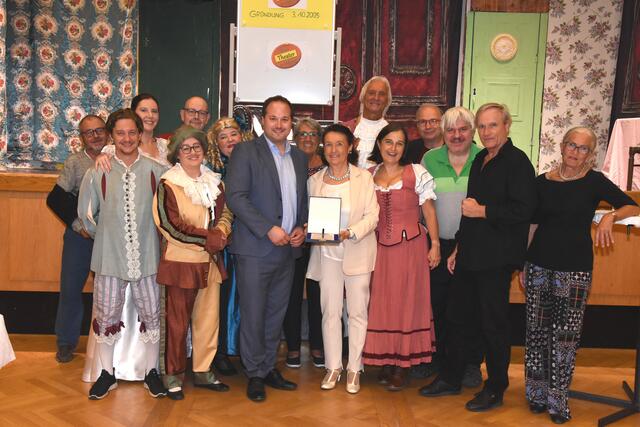 Bezirksvorsteher Daniel Resch (ÖVP) eehrte die Gründern des Theaters Heidelinde Twaroch.  | Foto: Neues Theater Döbling