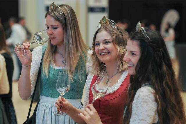 Freuen sich schon auf ein Glaserl Steirischen Junker: die steirischen Weinhoheiten Katrin, Sophie und Marlene | Foto: Wein Steiermark/Fotokuchl