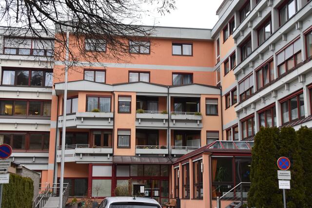 Mitarbeiter der Stationsleitung des Altenwohnheims in Zell sowie Innpark wollen gehen. Die Stadt versucht zu vermitteln und Probleme zu lösen.  | Foto: Barbara Fluckinger