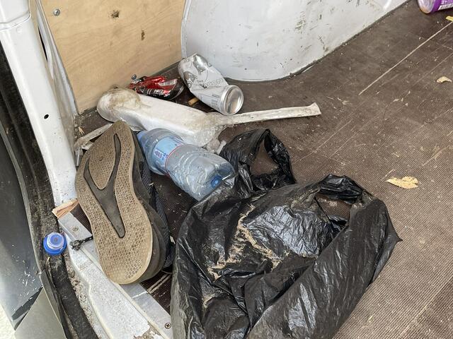 Habseligkeiten der illegalen Migranten blieben im verunglückten Schlepperfahrzeug zurück. | Foto: Gernot Heigl