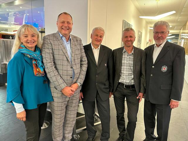 Bezirksstellenleiterin Wilbirg Mitterlehner, Bezirksgeschäftsleiter Johannes Raab, Erich Leitenmüller, Reinhold Stelzer und Präsident Walter Aichinger (v. l.). | Foto: RK