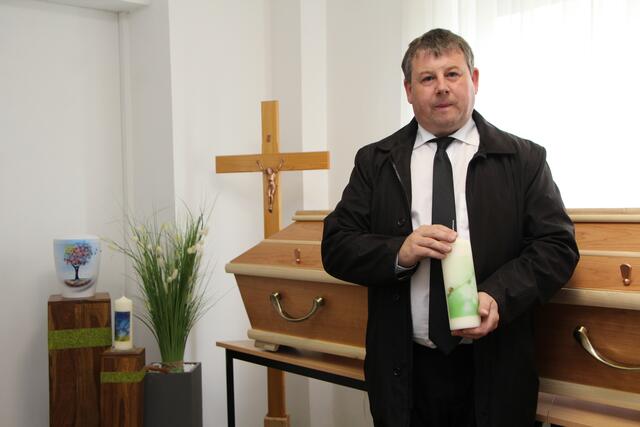 Oliver Smrekar hat die Bestattung in Walding im Juli dieses Jahres übernommen. Er begleitet einfühlsam am letzten Weg. | Foto: Veronika Mair