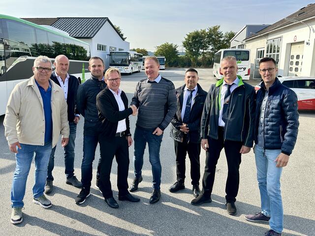 Neuer Betriebsratsvorsitzender: Erich Mauersics (Landesvorsitzender der Gewerkschaft VIDA Burgenland), Manfred Sagmeister (Betriebsleiter Stv. Südburg), Manuel Kaippel (Betriebsrat Stv. Südburg). Erwin Kropf (Betriebsratsvorsitzender Südburg) Siegfried Tanczos (Geschäftsführer Südburg), Tamas Vajda (Betriebsrats Stellvertreter. Südburg), Aner Poljakovic (Betriebsrats Stellvertreter. Südburg), Oliver Krumpeck (Landesgeschäftsführer VIDA Burgenland)  | Foto: Südburg