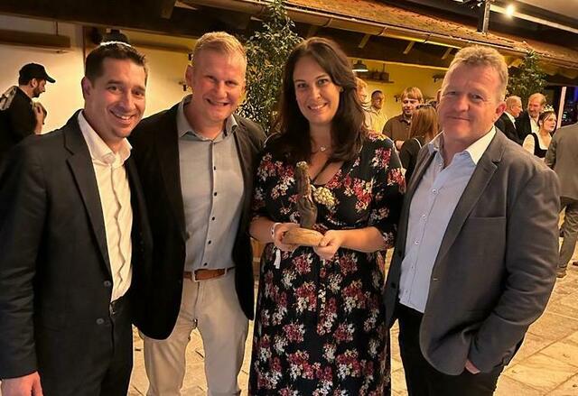 Mit Andreas (2. von links) und Denise Grosz freuten sich Weinverbands-Geschäftsführer Christian Zechmeister (links) und Tourismusverbands-Geschäftsführer Dietmar Salmhofer über die Rot-goldene Traube. | Foto: Grosz