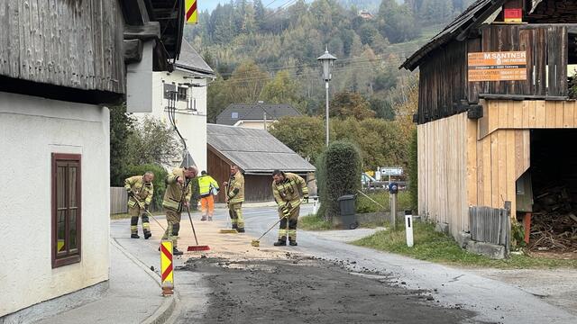 Eine massive Ölspur zieht sich durch die Tamsweger Ortschaft Wölting. Die Reinigungsarbeiten laufen auf Hochtouren. | Foto: FF Tamsweg