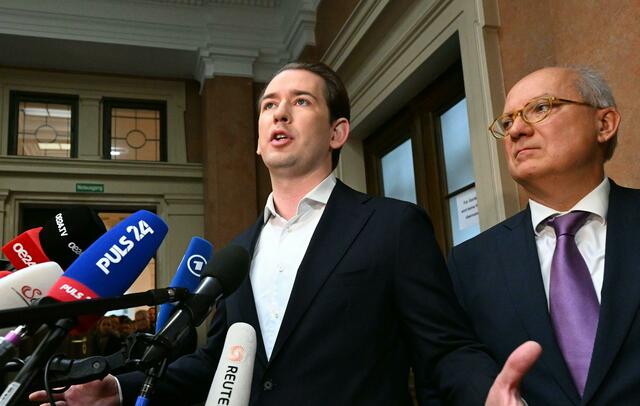 Der frühere Bundeskanzler Sebastian Kurz (ÖVP) und Anwalt Werner Suppan vor Prozessbeginn, am Mittwoch, 18. Oktober 2023 am Wiener Landesgericht. Kurz wird eine Falschaussage beim Ibiza-Untersuchungsausschuss vorgeworfen. | Foto:  HELMNUT FOHRINGER / APA / picturedesk.com