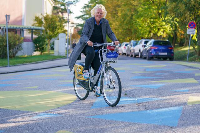 Farbige Markierungen in Perchtoldsdorf. | Foto: Josef Bollwein