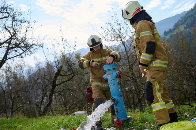 Die Feuerwehreinsatzkräfte hatten bei der Einrichtung der Wasserversorgung alle Hände voll zu tun. | Foto: VI Stefan Hafner